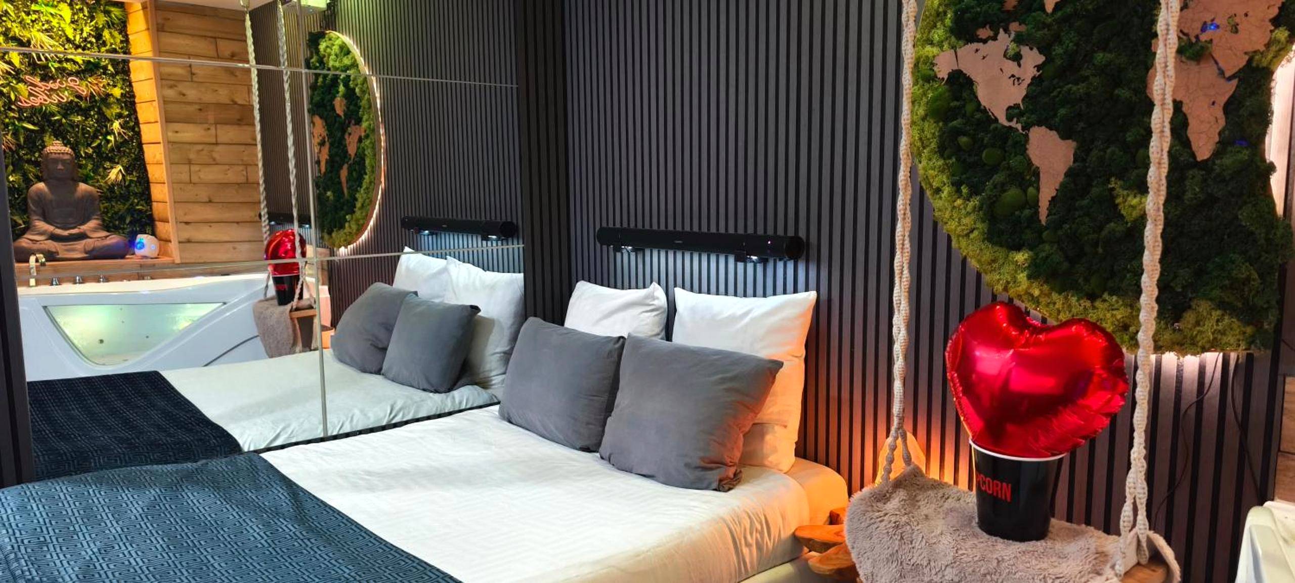 Lit double face à un grand miroir mural - Eden SPA et Cinéma