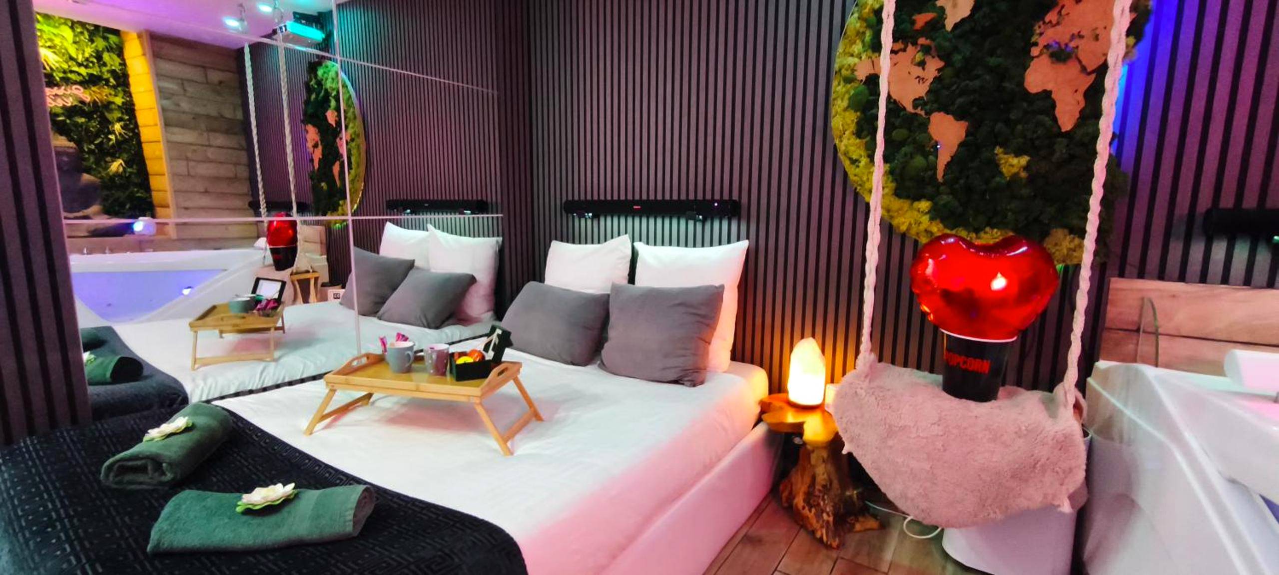 Vue d'ensemble de la suite avec lit et jacuzzi - Eden SPA et Cinéma
