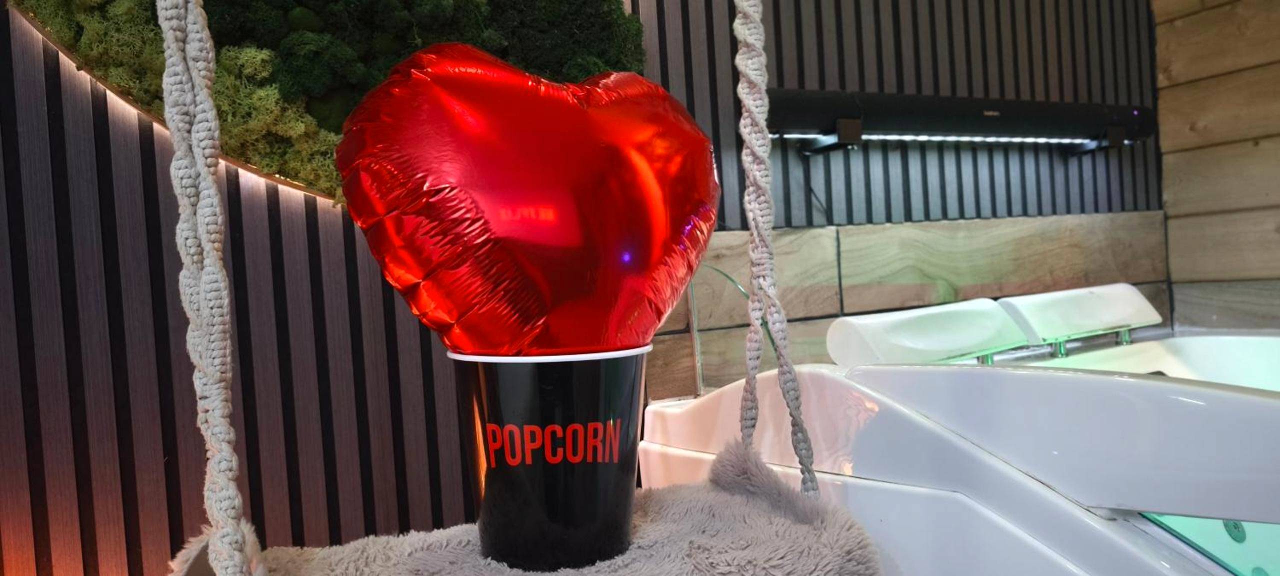 Ballon cœur rouge sur une balançoire intérieure - Eden SPA et Cinéma