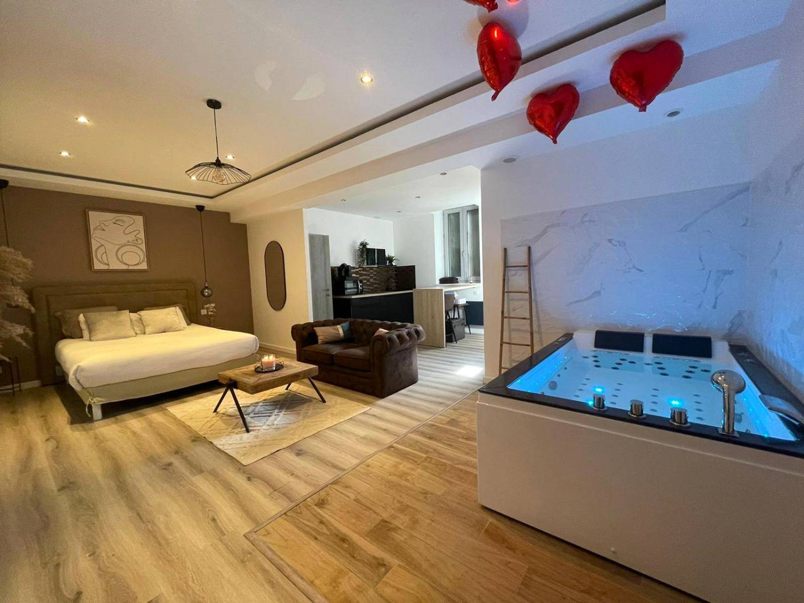 Espace de vie avec jacuzzi et coin nuit - Eden Spa ST Etienne