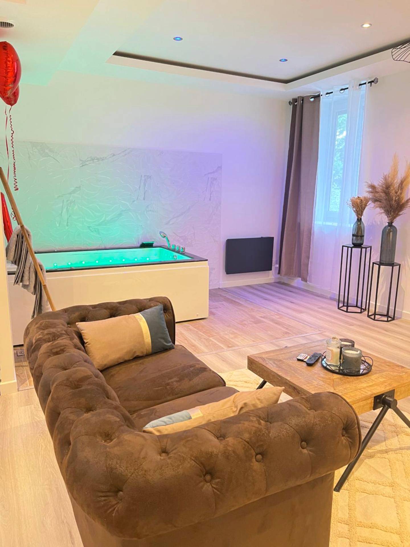 Jacuzzi lumineux et canapé chesterfield - Eden Spa ST Etienne