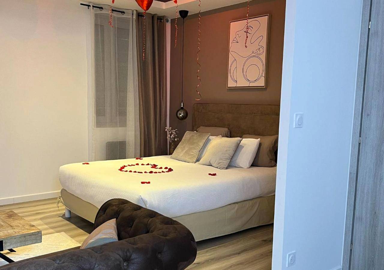 Lit double avec cœur en pétales de roses - Eden Spa ST Etienne