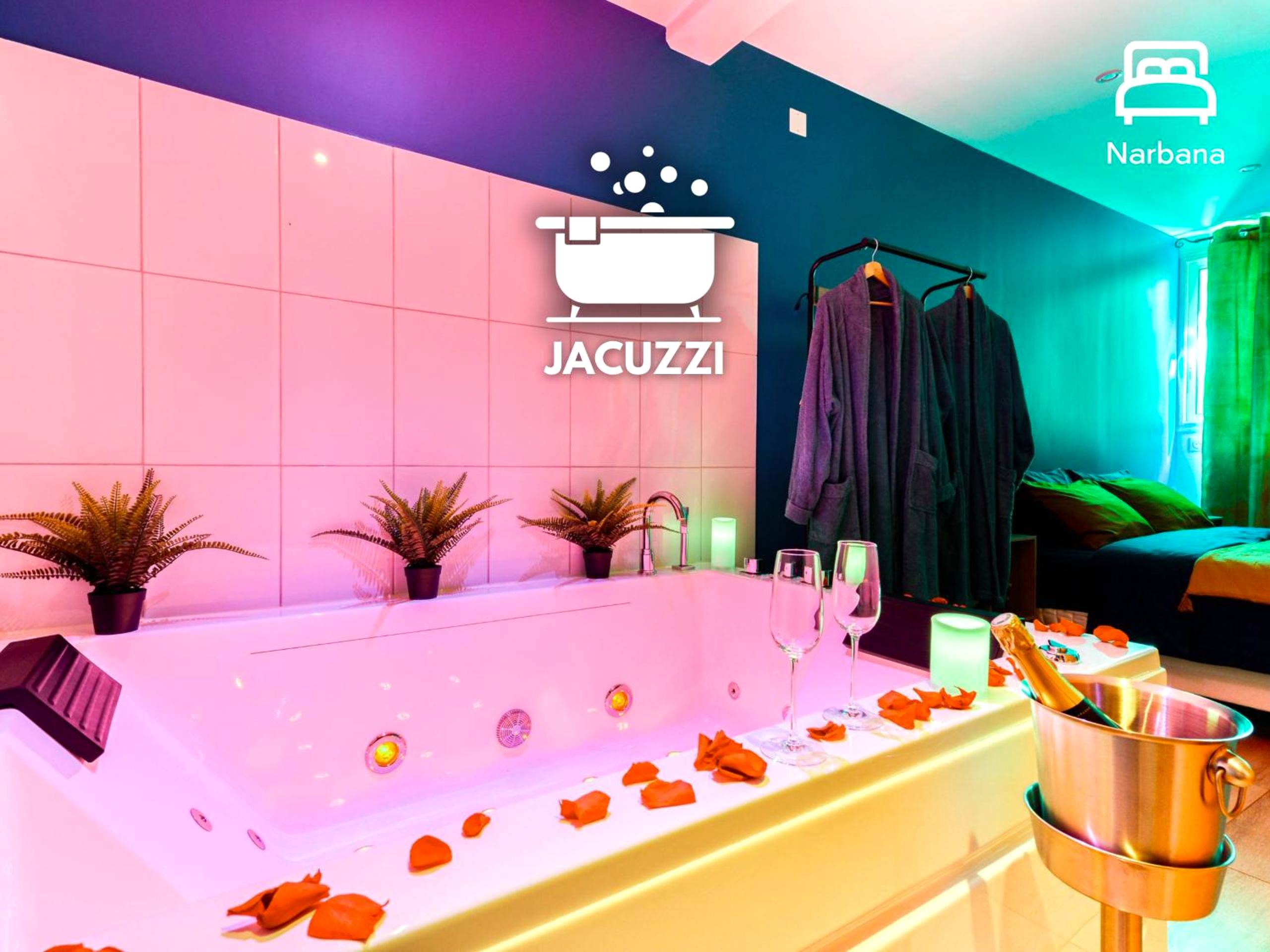 Jacuzzi privatif avec pétales et champagne - Love Room Narbonne - EDEN SUITE - Jacuzzi - Parking - Clim by Narbana