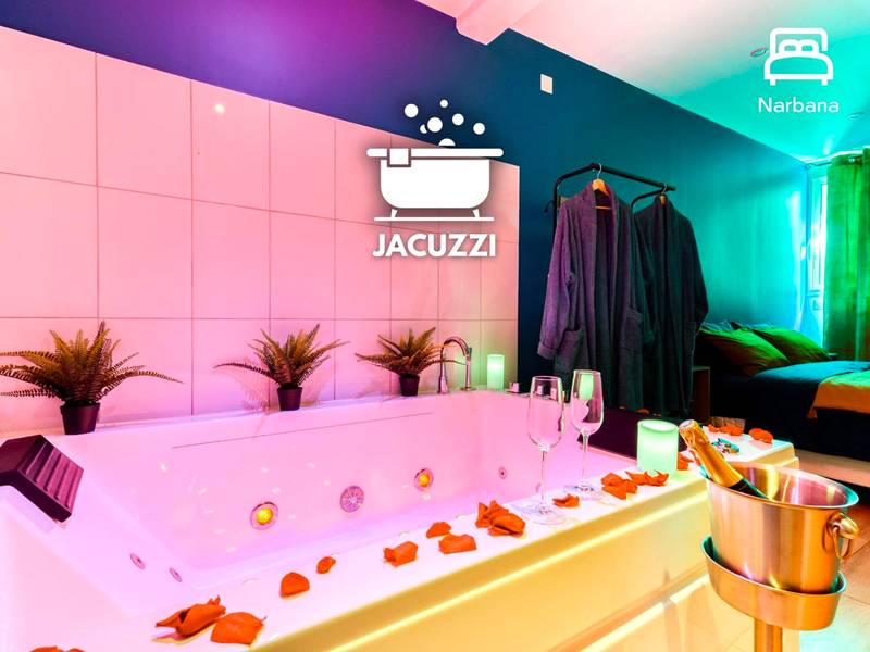 Jacuzzi privatif avec pétales et champagne - Love Room Narbonne - EDEN SUITE - Jacuzzi - Parking - Clim by Narbana