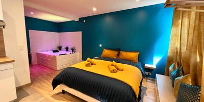 Lit double avec linge jaune et bleu - EDEN SUITE - Jacuzzi - Parking - Clim by Narbana