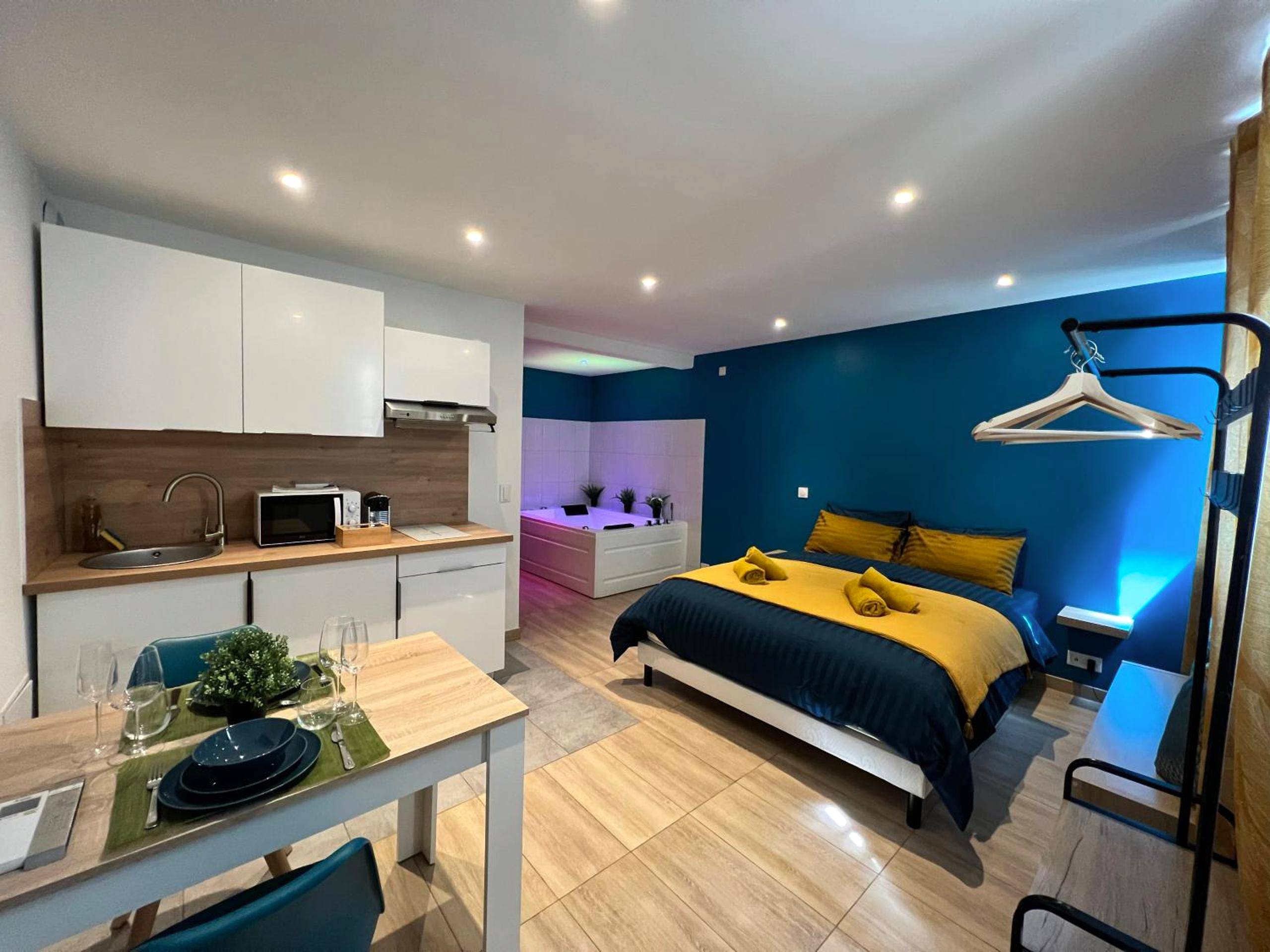 Vue d'ensemble du studio avec cuisine et lit - EDEN SUITE - Jacuzzi - Parking - Clim by Narbana