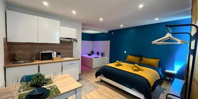 Vue d'ensemble du studio avec cuisine et lit - EDEN SUITE - Jacuzzi - Parking - Clim by Narbana
