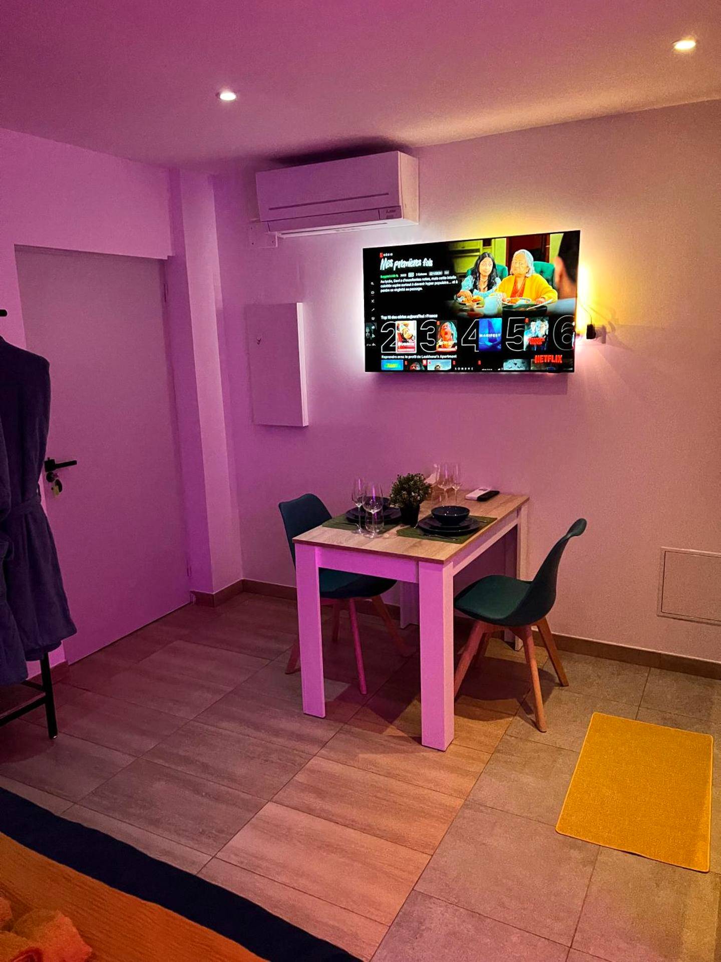 Coin repas avec table dressée et télévision - EDEN SUITE - Jacuzzi - Parking - Clim by Narbana