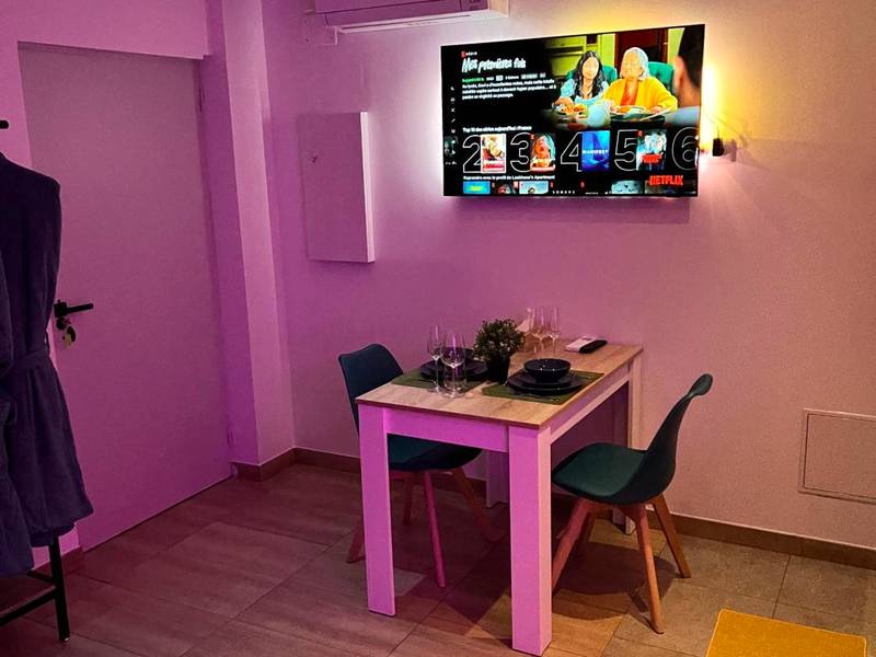 Coin repas avec table dressée et télévision - EDEN SUITE - Jacuzzi - Parking - Clim by Narbana