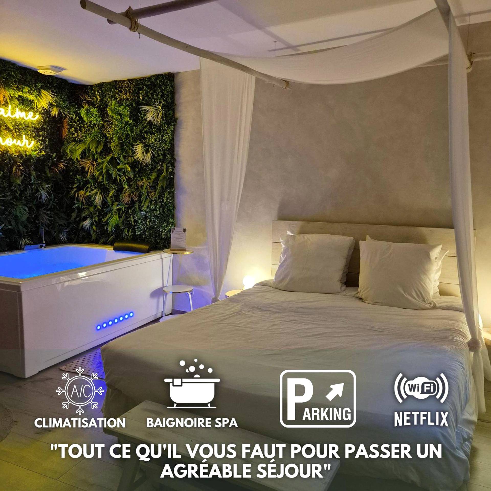 Lit à baldaquin et baignoire spa lumineuse - Love Room Béziers - L'Eden Zen - Suite Jacuzzi, parking, clim, Netflix