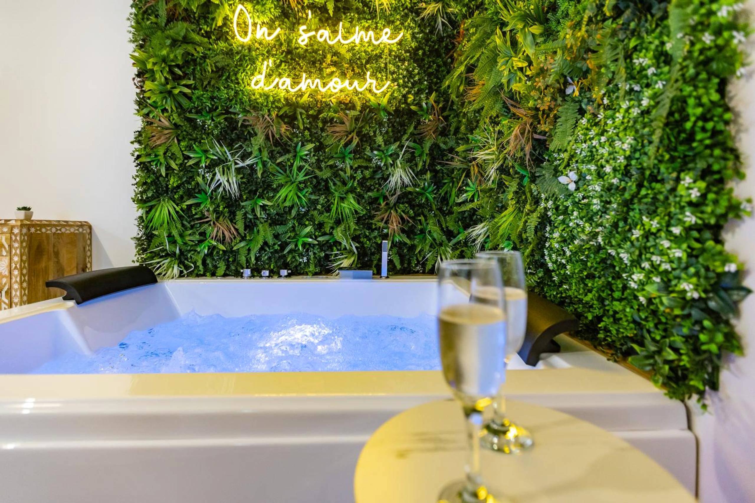 Jacuzzi avec mur végétal et néon romantique - L'Eden Zen - Suite Jacuzzi, parking, clim, Netflix