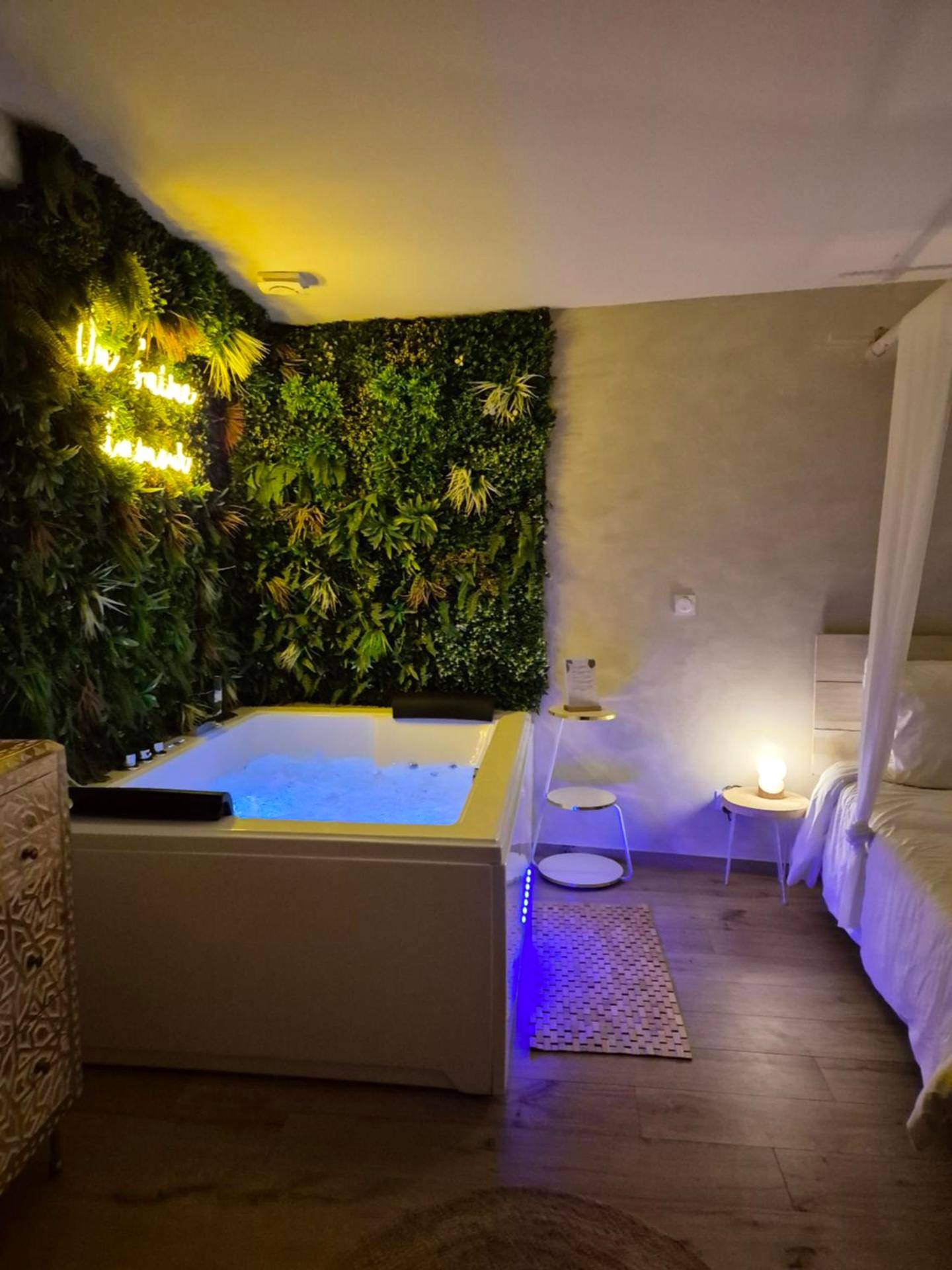 Baignoire balnéo éclairée et espace nuit - L'Eden Zen - Suite Jacuzzi, parking, clim, Netflix