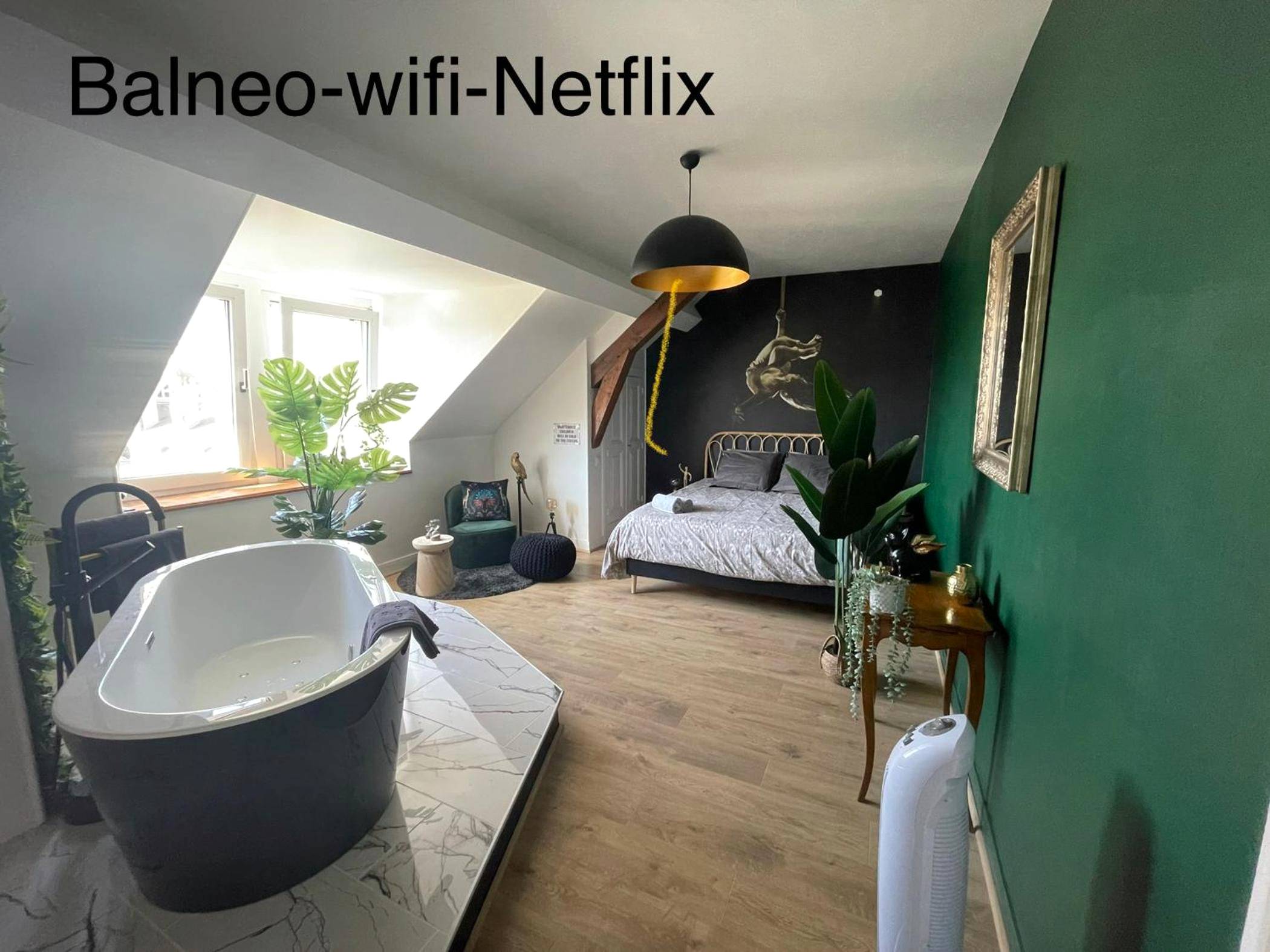 Baignoire balnéo et lit double sous combles - Love Room Épernay - El Circo Gambetta,sublime suite balnéo hypercentre