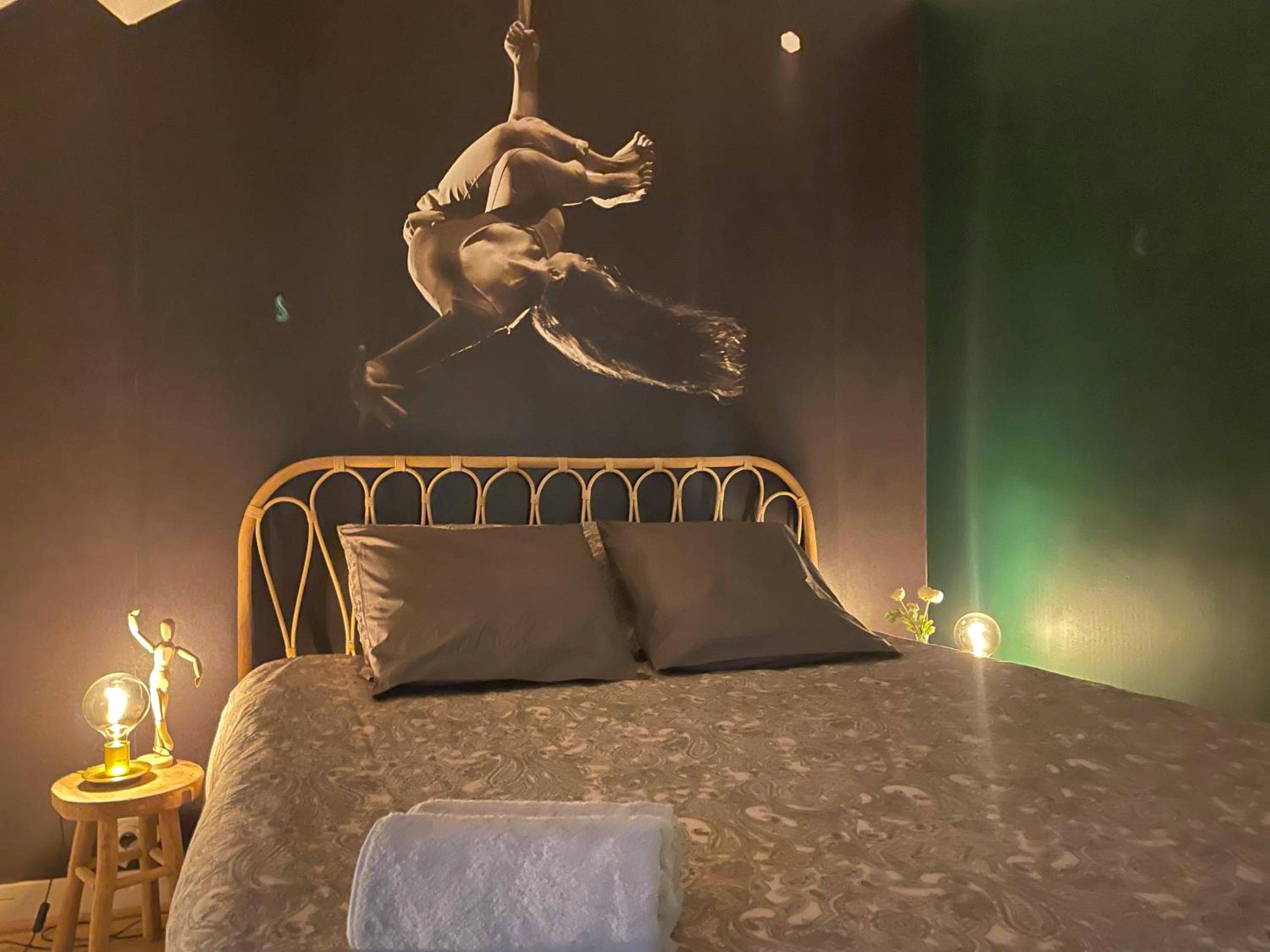 Lit double avec tête de lit en rotin - El Circo Gambetta,sublime suite balnéo hypercentre