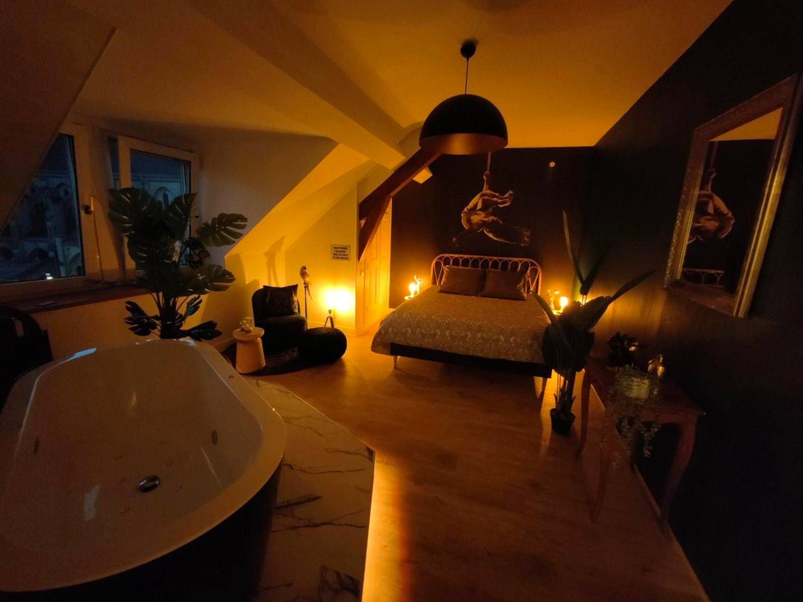 Chambre avec baignoire et éclairage tamisé - El Circo Gambetta,sublime suite balnéo hypercentre