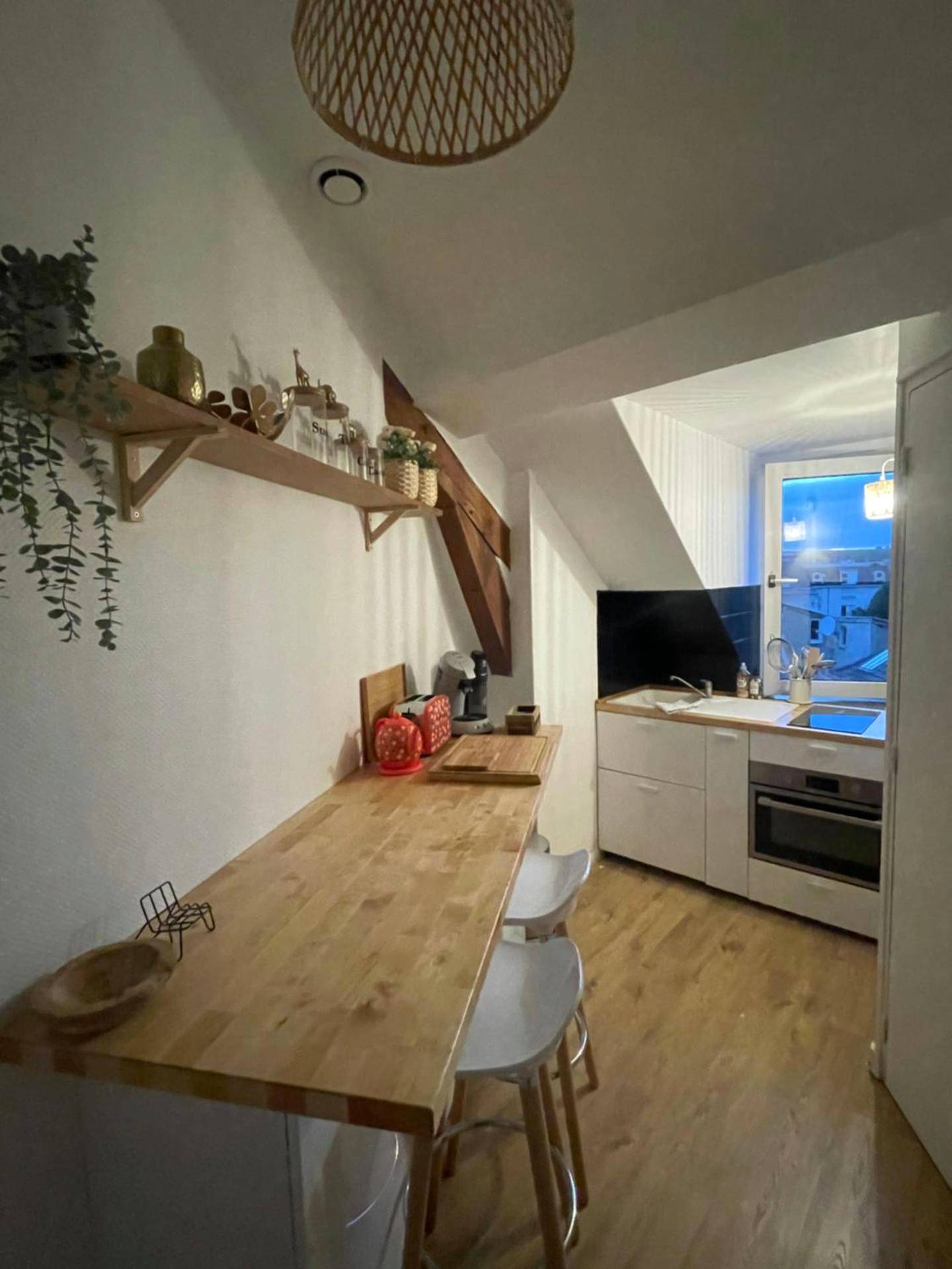 Cuisine équipée avec bar et tabourets - El Circo Gambetta,sublime suite balnéo hypercentre