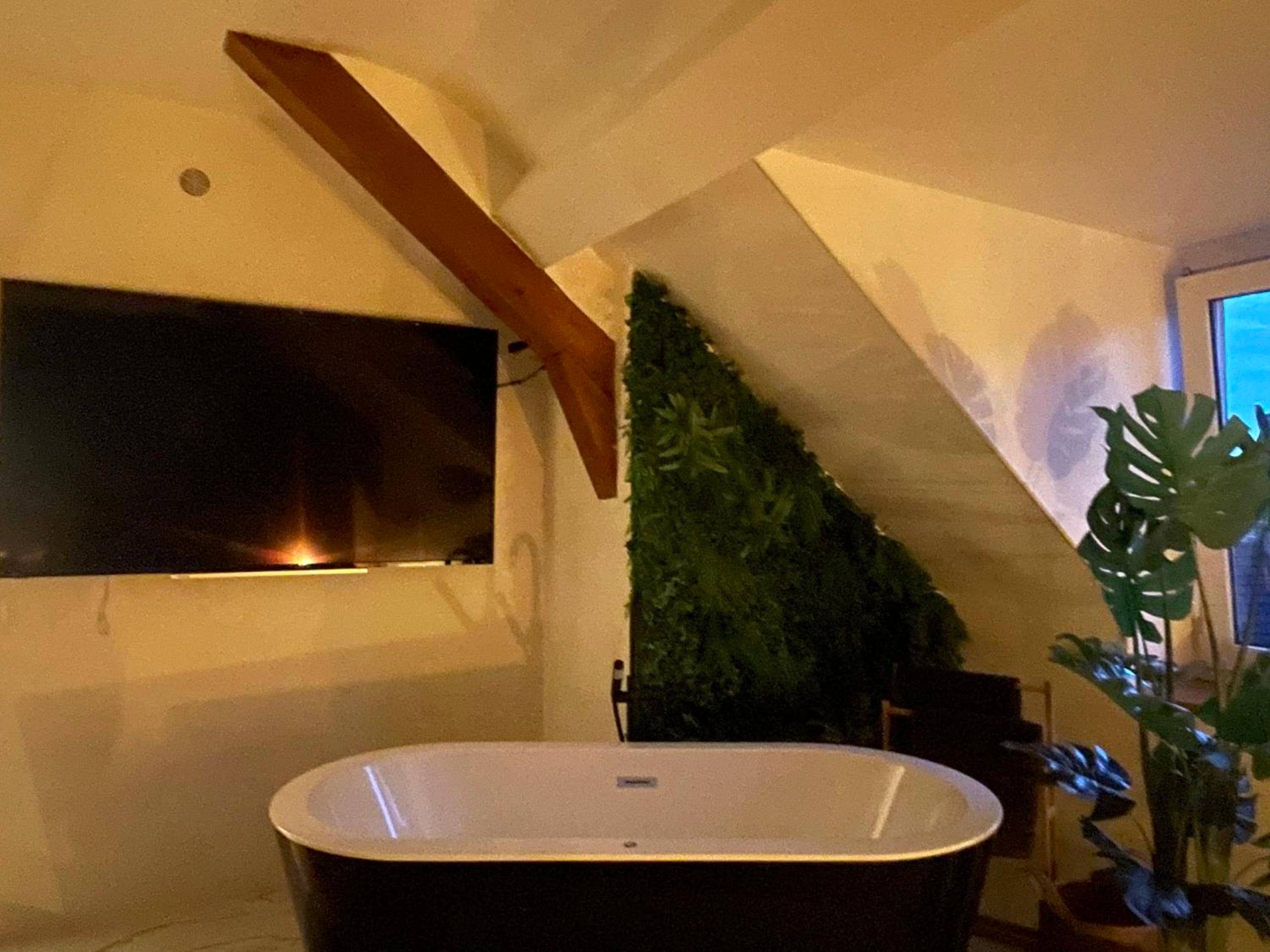 Baignoire îlot face à un écran plat - El Circo Gambetta,sublime suite balnéo hypercentre