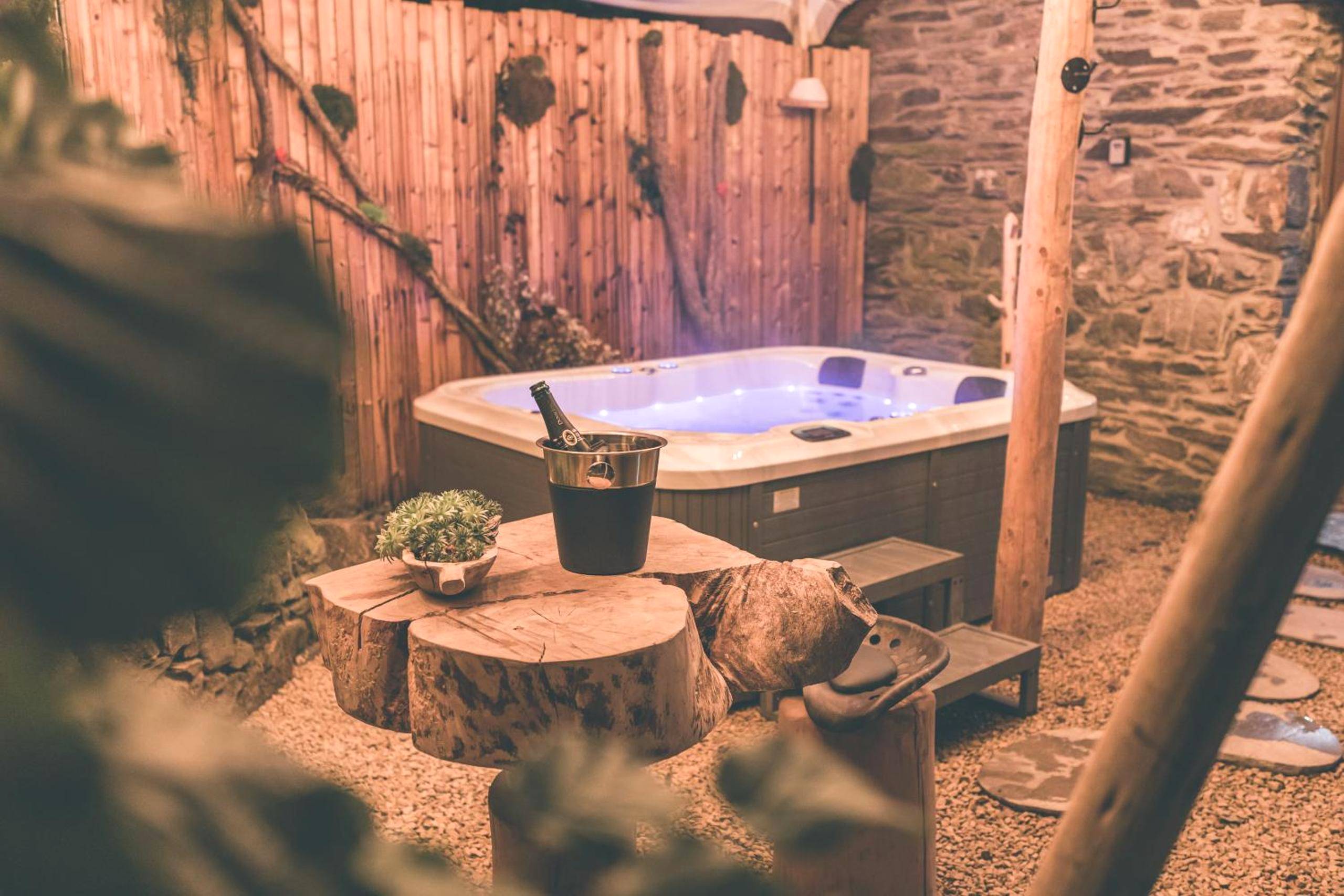 Jacuzzi extérieur et seau à champagne - Love Room Saint - Père - Romantic Getaway - Sauna and Jacuzzi - El Clandestino