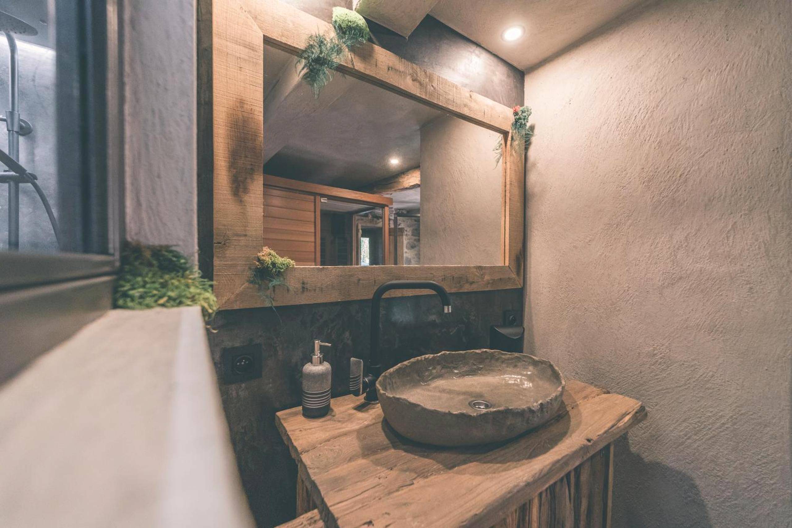 Vasque en pierre et miroir en bois brut - Romantic Getaway - Sauna and Jacuzzi - El Clandestino