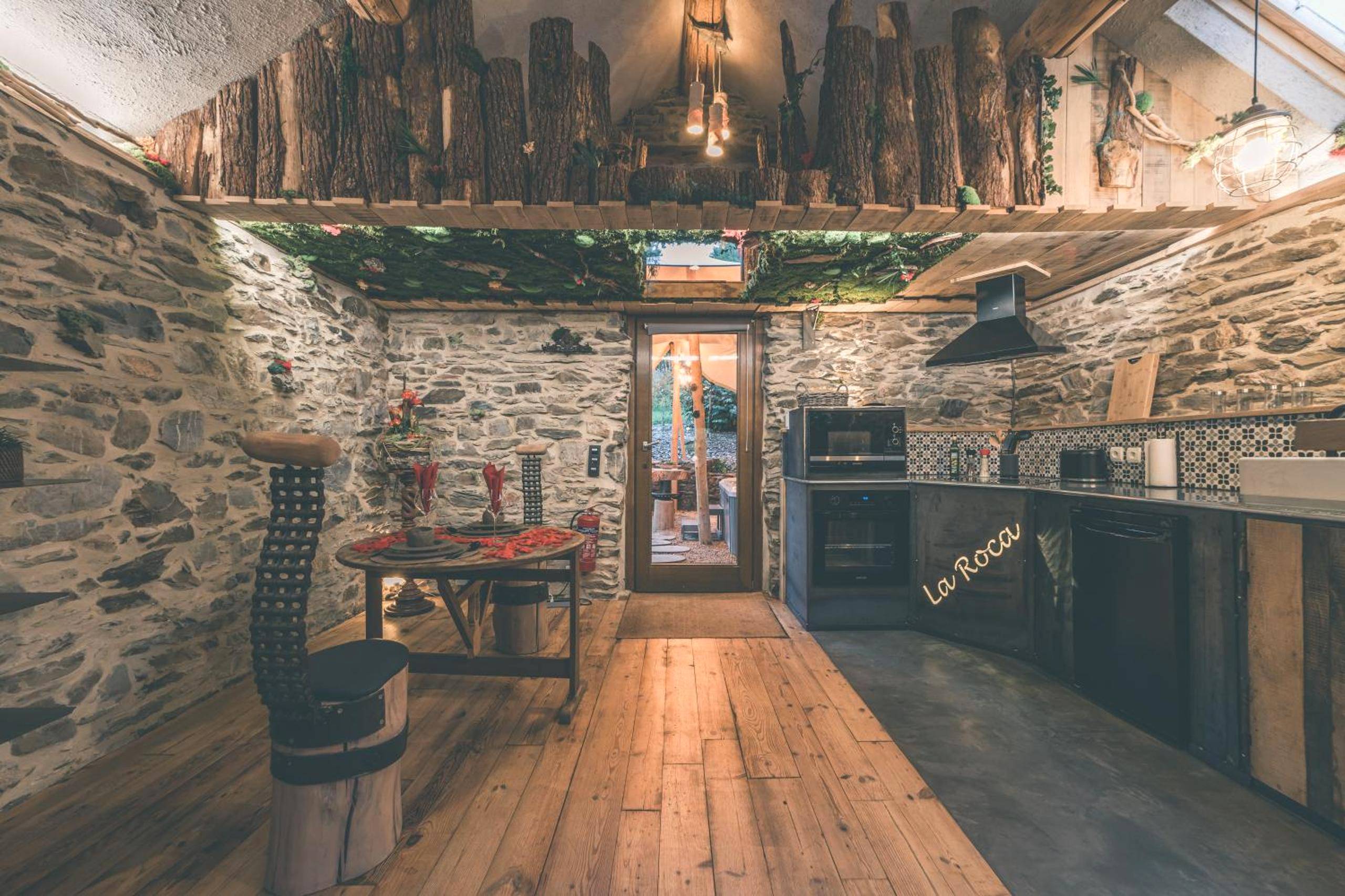 Cuisine équipée et coin repas rustique - Romantic Getaway - Sauna and Jacuzzi - El Clandestino