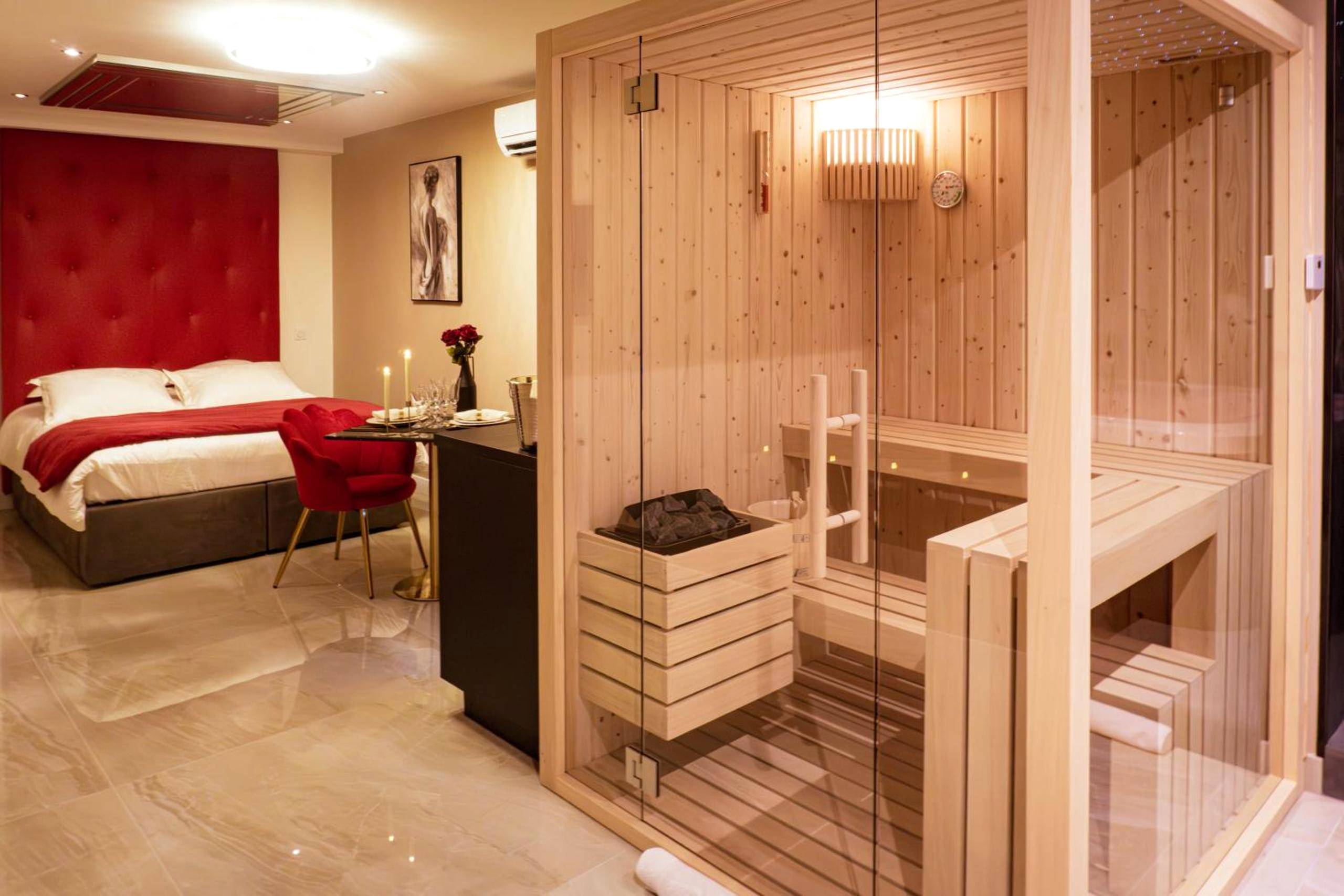 Sauna en bois vitré face au lit king size - Love Room Montblanc - ELÉGANCE & SPA - chambre d'hôtes avec sauna et jacuzzi...