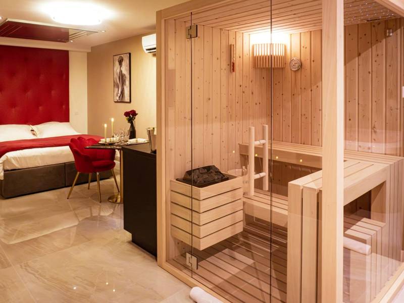 Sauna en bois vitré face au lit king size - Love Room Montblanc - ELÉGANCE & SPA - chambre d'hôtes avec sauna et jacuzzi...