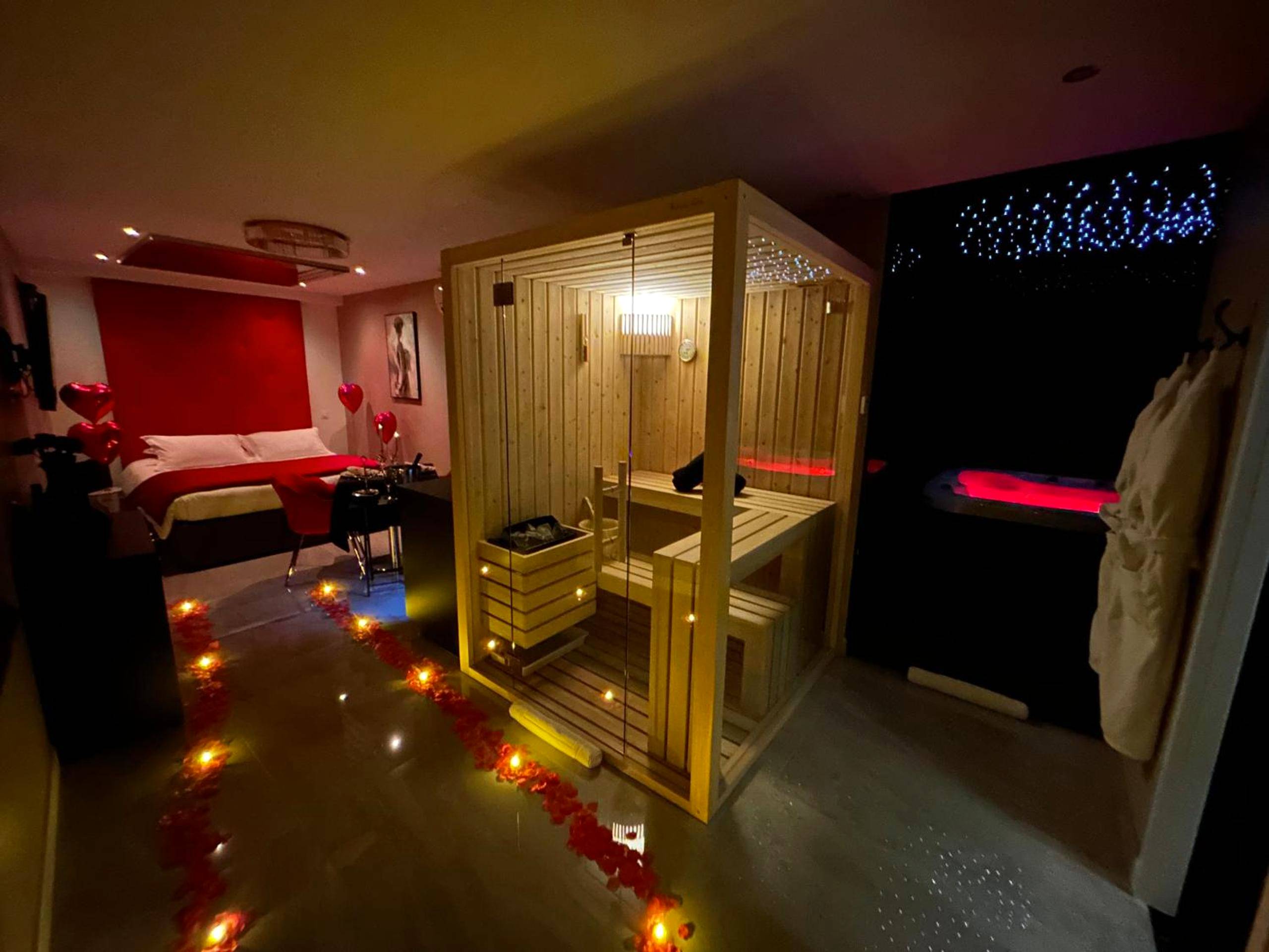 Chemin de pétales de roses et sauna éclairé - ELÉGANCE & SPA - chambre d'hôtes avec sauna et jacuzzi privatif