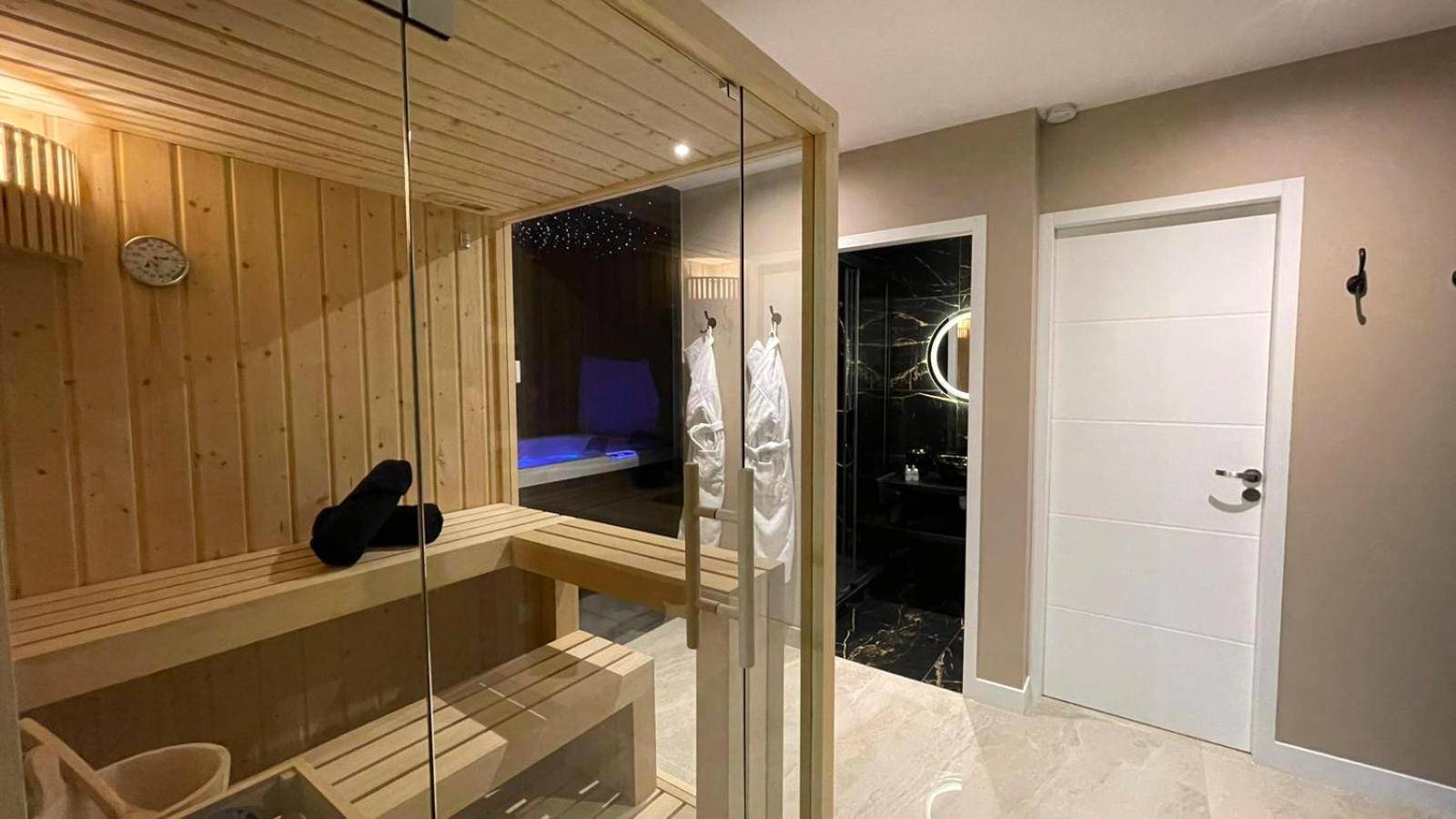 Intérieur du sauna et vue sur la salle d'eau - ELÉGANCE & SPA - chambre d'hôtes avec sauna et jacuzzi privatif