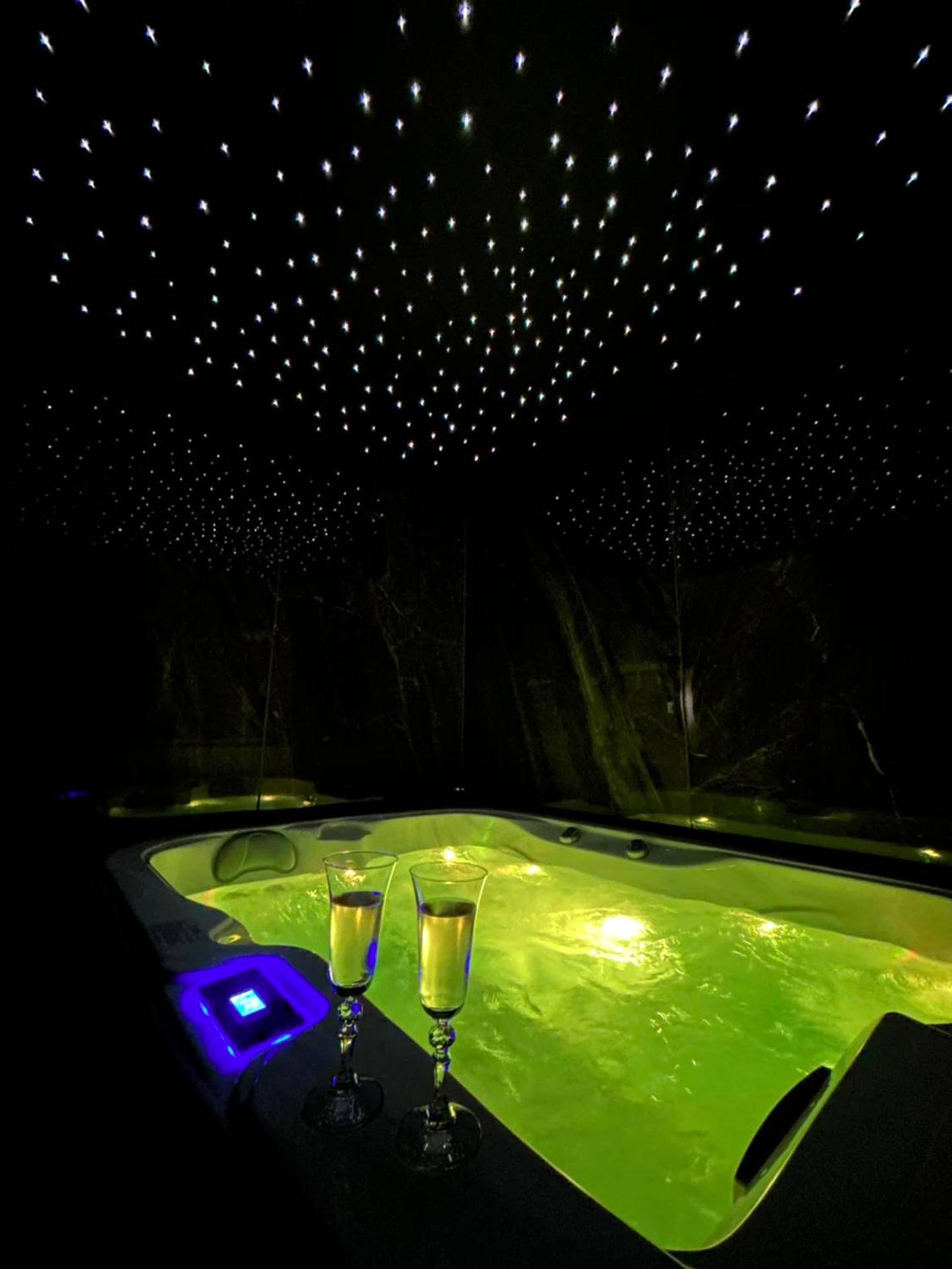 Jacuzzi privatif sous un ciel étoilé lumineux - ELÉGANCE & SPA - chambre d'hôtes avec sauna et jacuzzi privatif