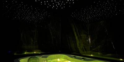 Jacuzzi privatif sous un ciel étoilé lumineux - ELÉGANCE & SPA - chambre d'hôtes avec sauna et jacuzzi privatif
