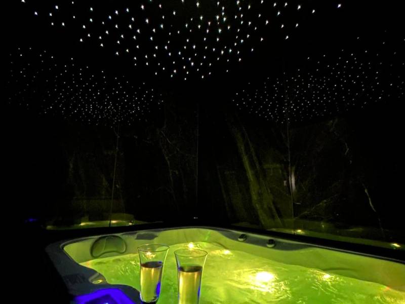 Jacuzzi privatif sous un ciel étoilé lumineux - ELÉGANCE & SPA - chambre d'hôtes avec sauna et jacuzzi privatif