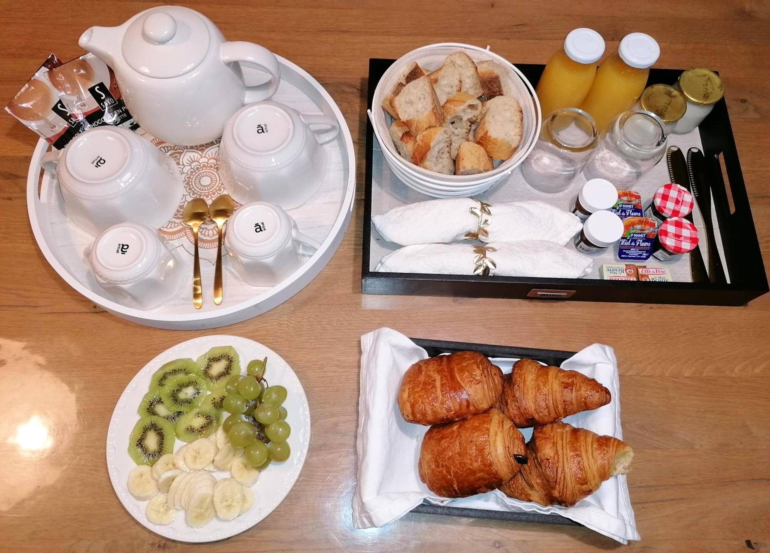 Petit - déjeuner complet avec viennoiseries et fruits - ELÉGANCE & SPA - chambre d'hôtes avec sauna et jacuzzi privatif