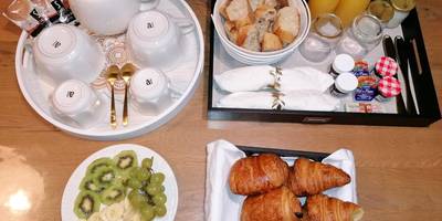 Petit - déjeuner complet avec viennoiseries et fruits - ELÉGANCE & SPA - chambre d'hôtes avec sauna et jacuzzi privatif