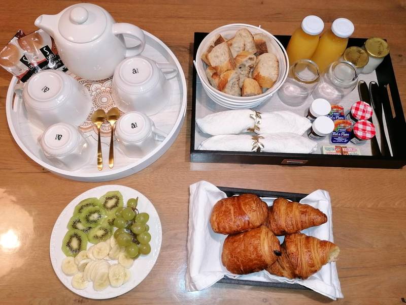 Petit - déjeuner complet avec viennoiseries et fruits - ELÉGANCE & SPA - chambre d'hôtes avec sauna et jacuzzi privatif