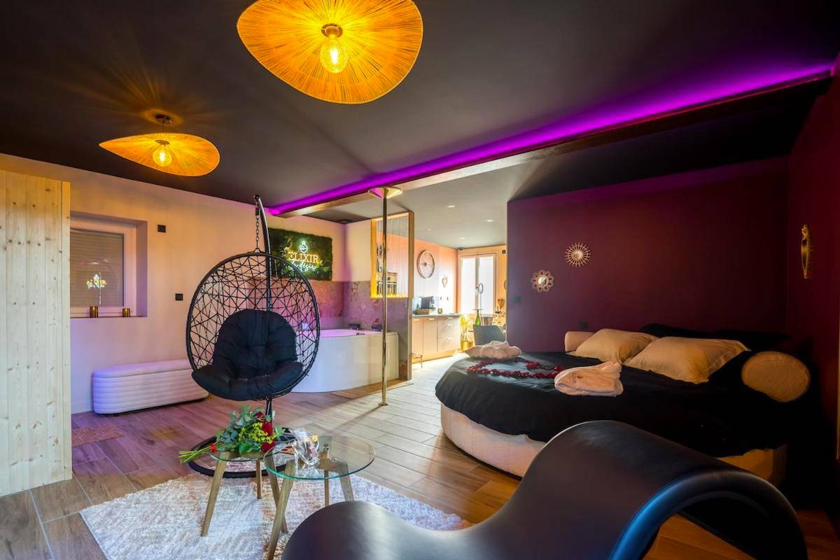 Suite avec lit rond et fauteuil suspendu - Love Room Le Breil - sur - Mérize - Love Room Elixir du désir