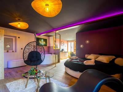 Suite avec lit rond et fauteuil suspendu - Love Room Le Breil - sur - Mérize - Love Room Elixir du désir