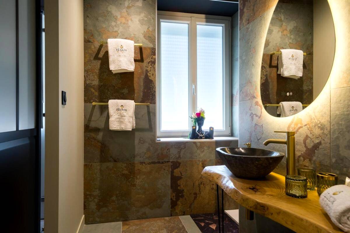 Salle de bain moderne avec vasque en pierre - Love Room Elixir du désir