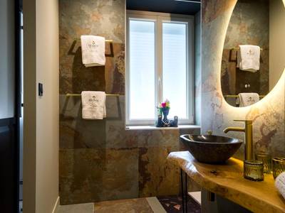 Salle de bain moderne avec vasque en pierre - Love Room Elixir du désir