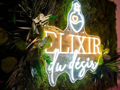 Enseigne lumineuse sur mur végétal - Love Room Elixir du désir