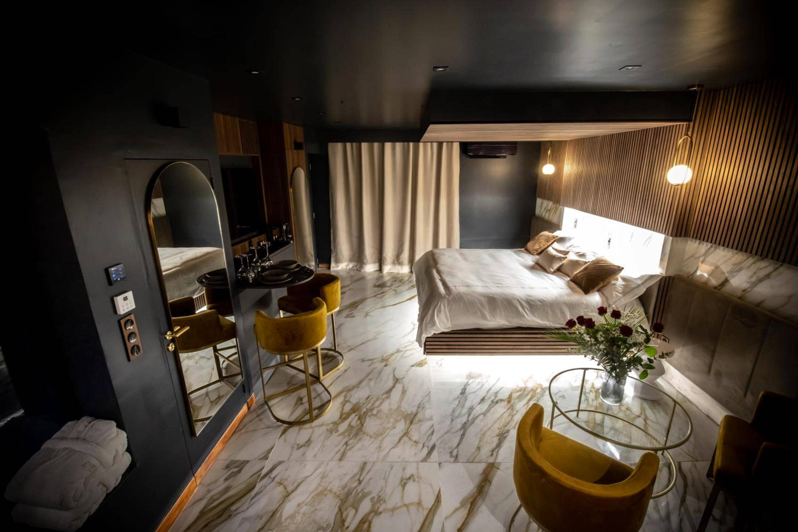 Chambre de luxe avec coin salon et bar - Élixir