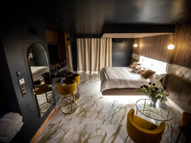Chambre de luxe avec coin salon et bar - Élixir