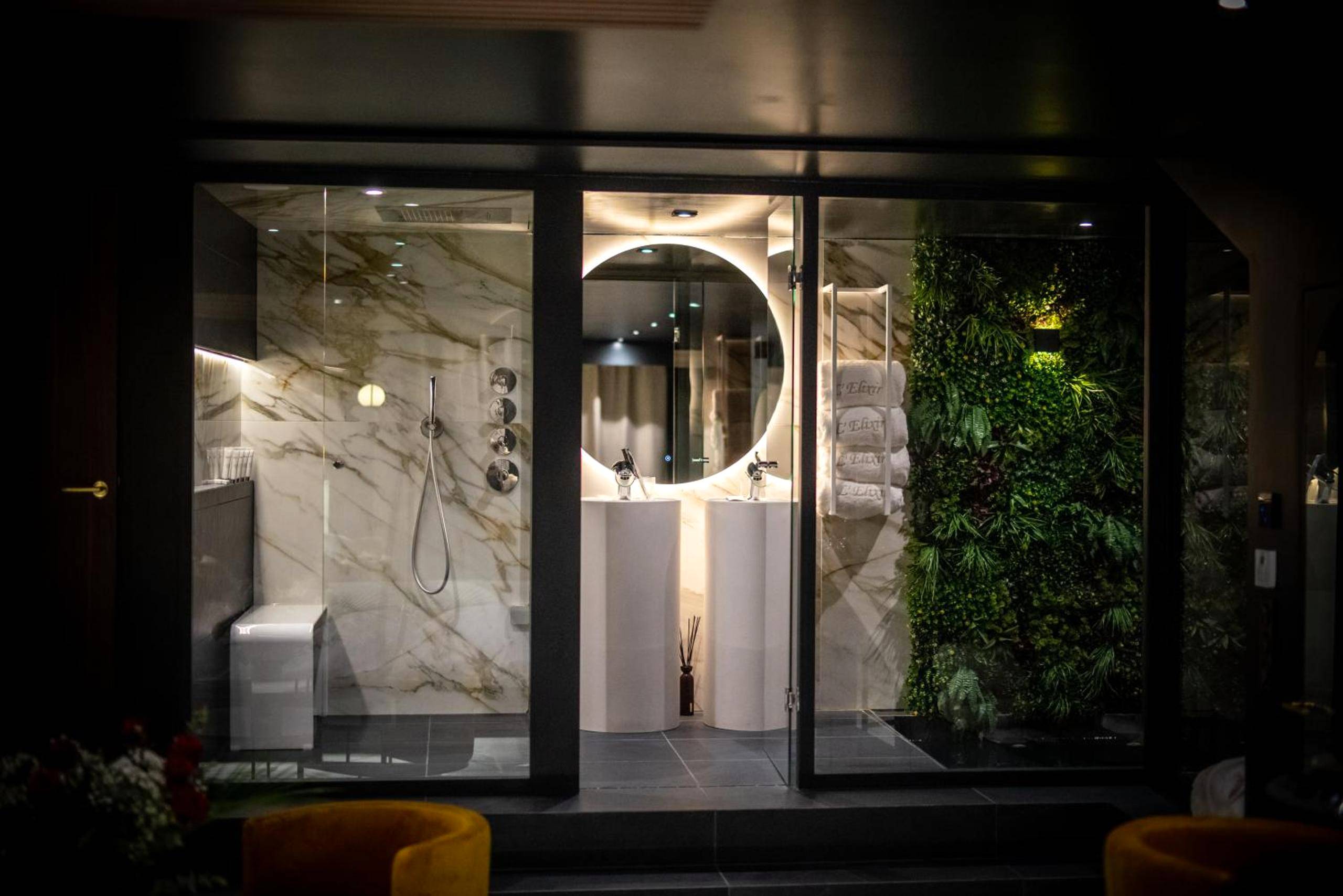 Salle d'eau moderne avec mur végétal - Élixir