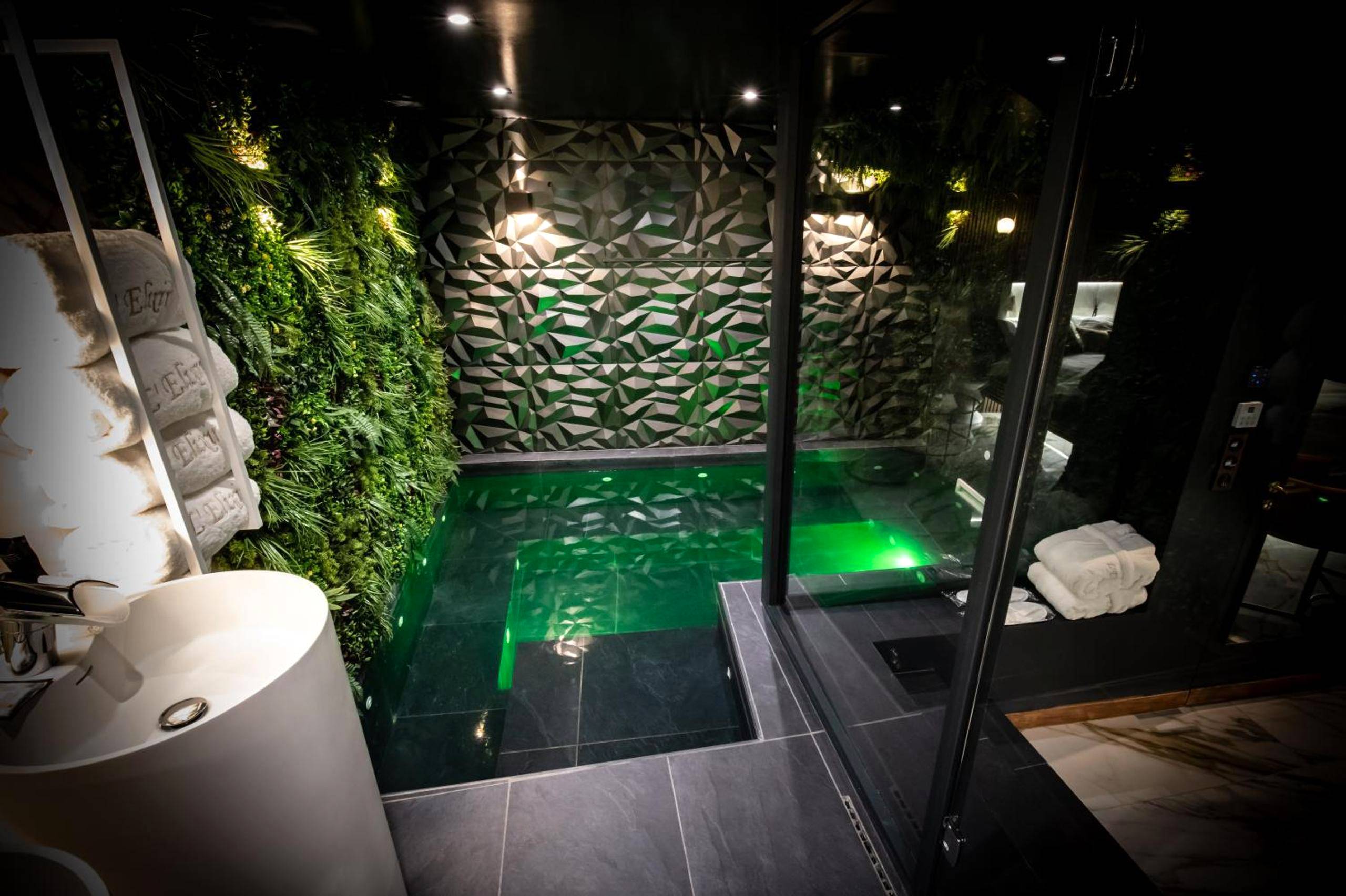 Bassin privatif avec éclairage vert et mur 3D - Élixir