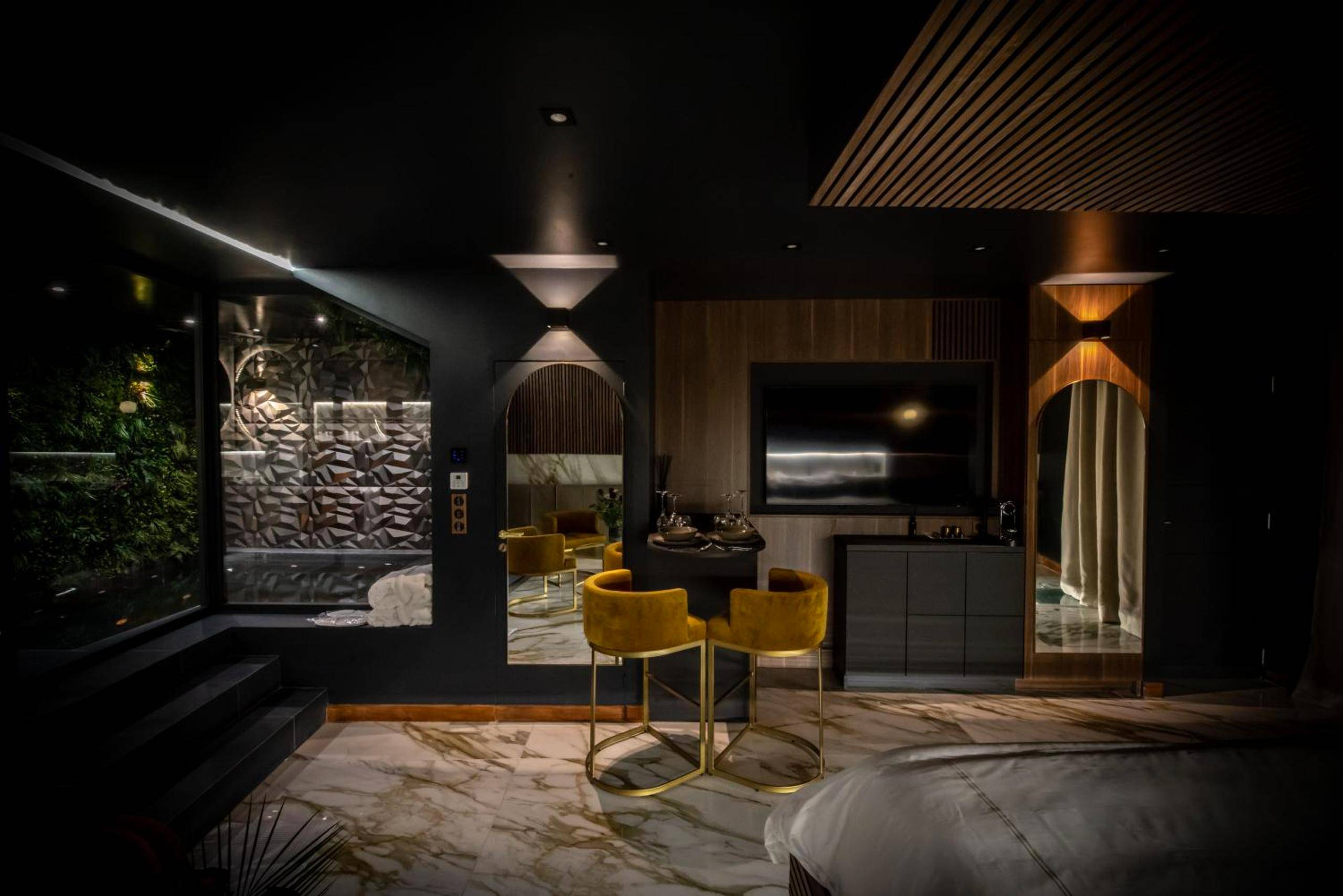 Espace salon avec télévision et chaises hautes - Élixir