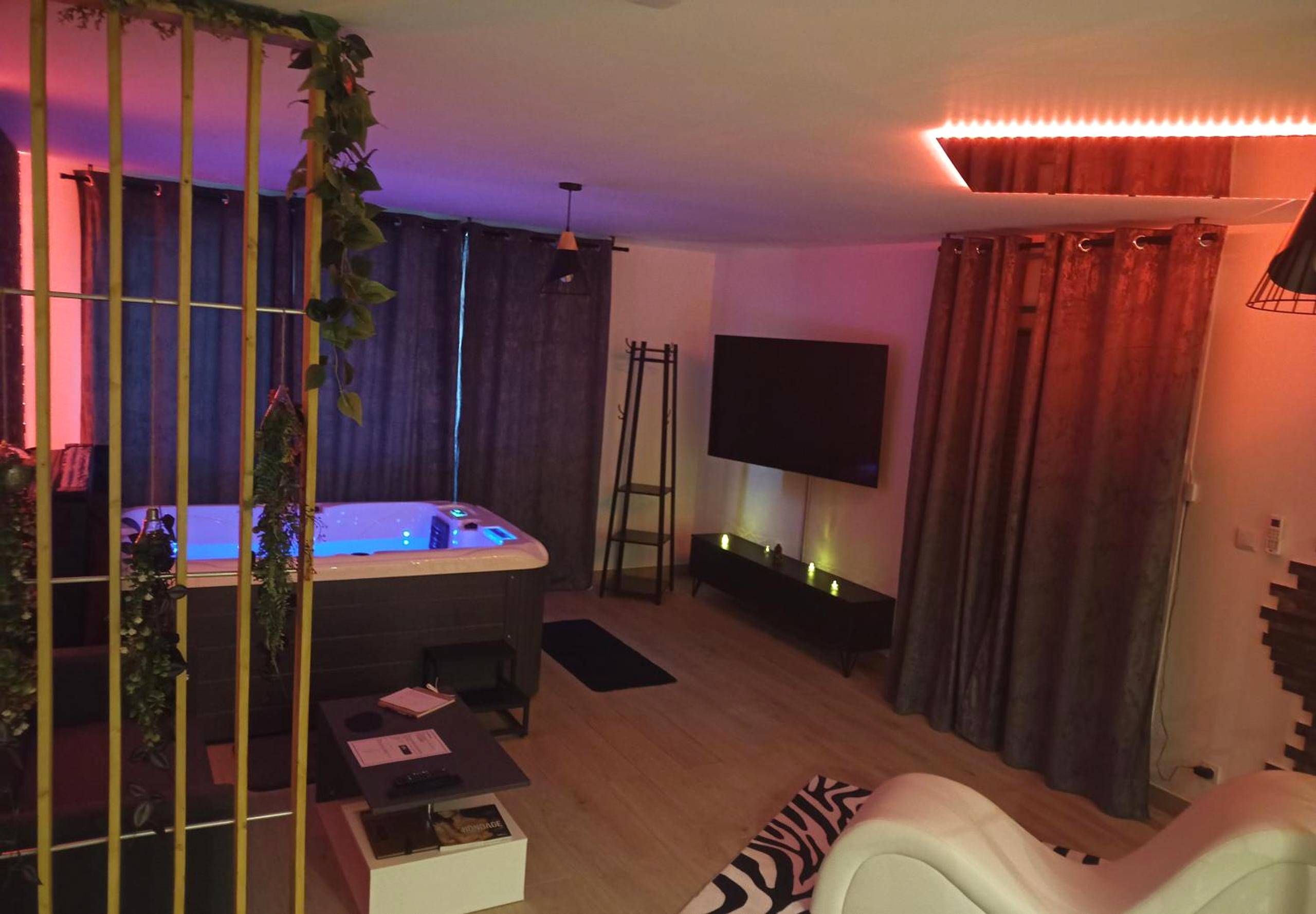 Salon avec jacuzzi et fauteuil tantrique - Love Room Sigean - Love Room Emoi de toi