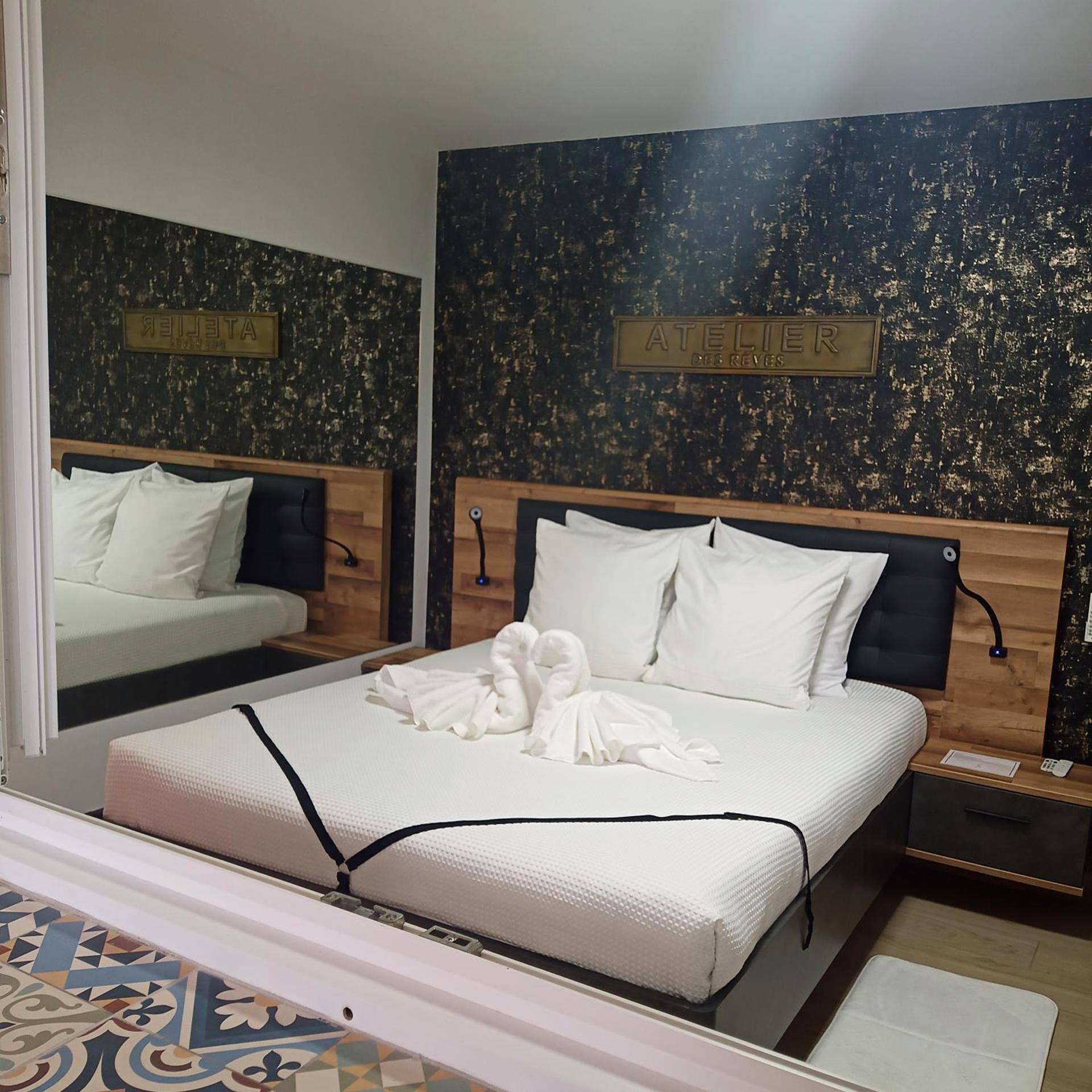 Lit double avec cygnes en serviettes - Love Room Emoi de toi