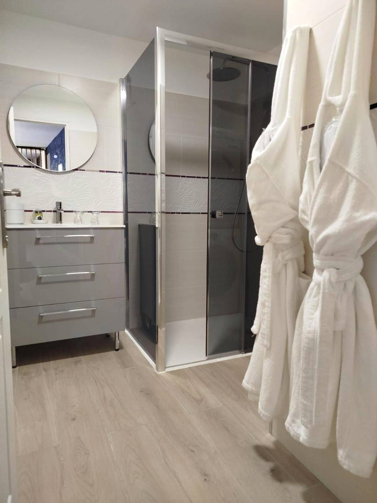 Salle de bain avec douche et peignoirs - Love Room Emoi de toi