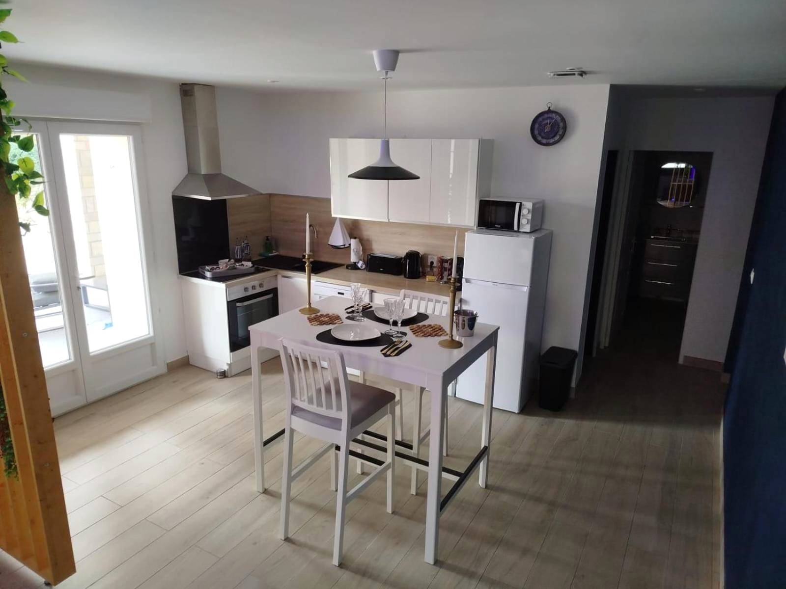 Cuisine équipée avec coin repas - Love Room Emoi de toi