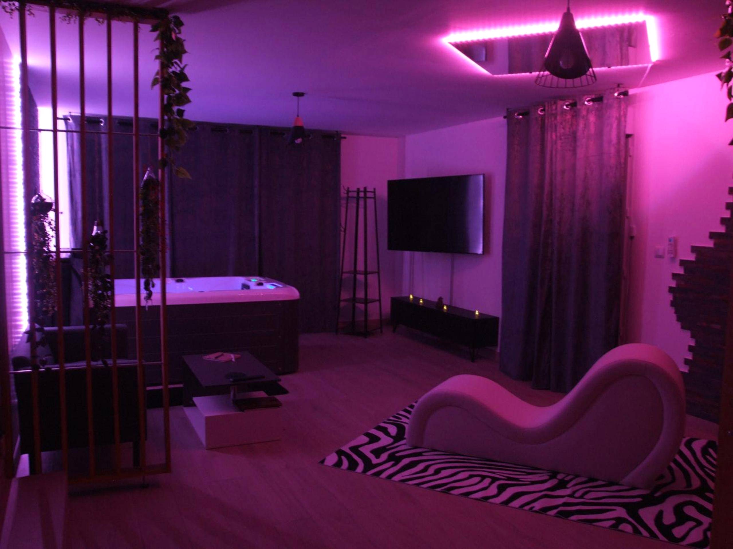 Espace détente avec éclairage néon rose - Love Room Emoi de toi