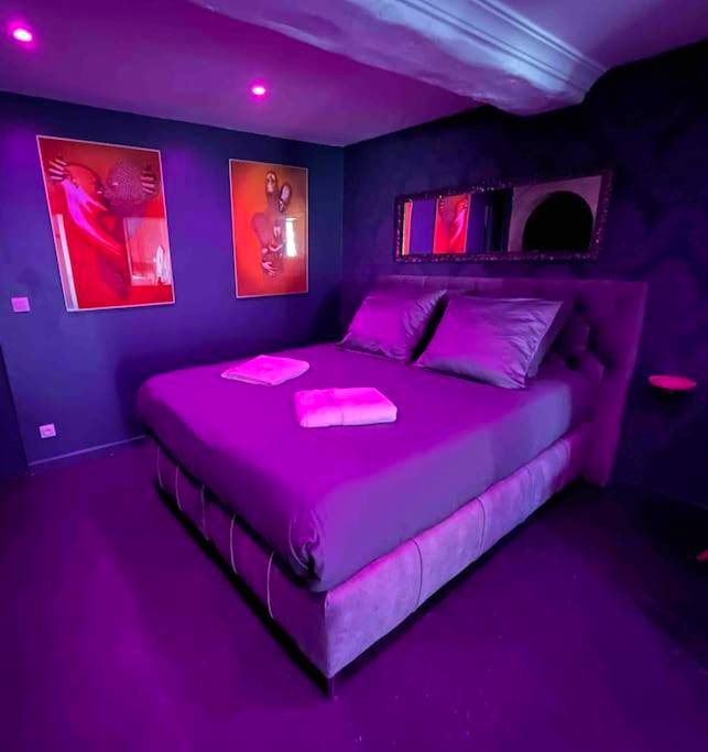 Chambre avec éclairage d'ambiance violet - Loveroom En Aparté Caen